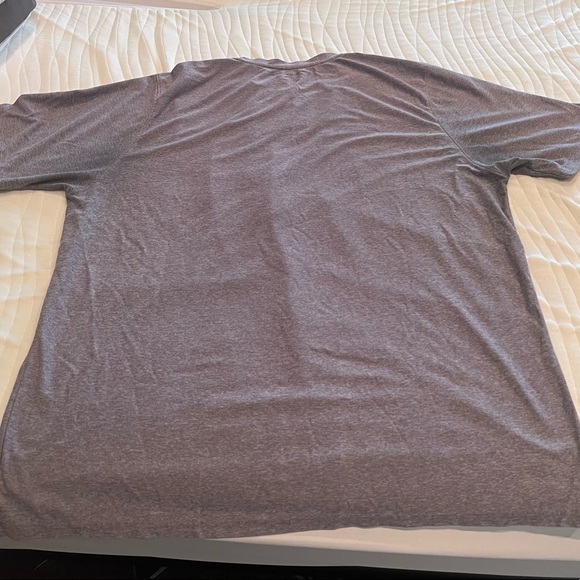 Men’s gray athletic Under Armour t-shirt - Picture 2 of 2